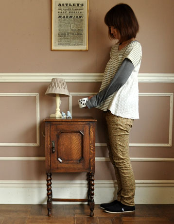 j-928-f アンティークナイトテーブルのモデル入り