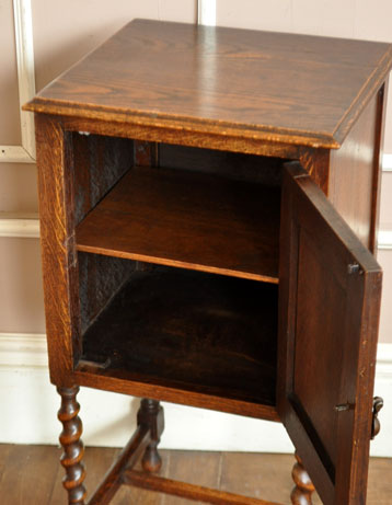 j-928-f アンティークナイトテーブルの扉内