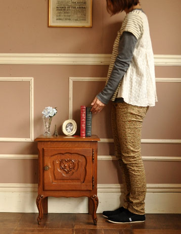 j-929-f アンティークナイトテーブルのモデル入り