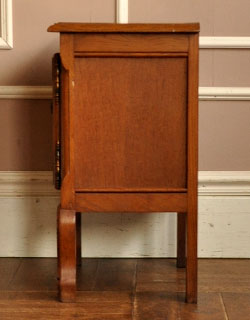 j-929-f アンティークナイトテーブルの横