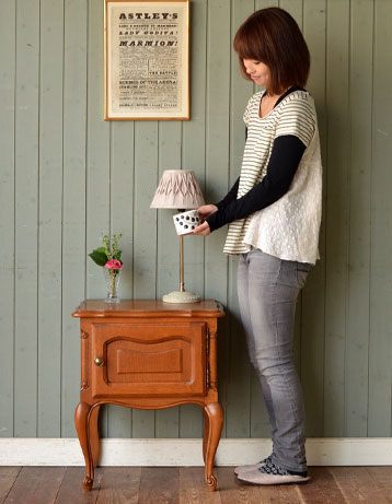 j-930-f アンティークナイトテーブルのモデル入り