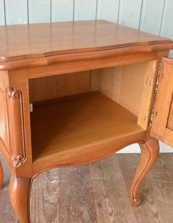 j-930-f アンティークナイトテーブルの扉内