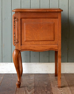 j-930-f アンティークナイトテーブルの横