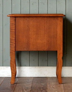 j-930-f アンティークナイトテーブルの後ろ