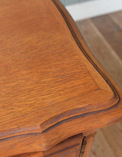 j-930-f アンティークナイトテーブルの天板アップ