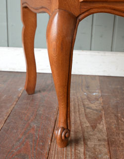 j-930-f アンティークナイトテーブルの脚