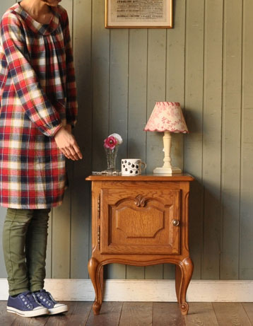 j-934-f アンティークナイトテーブルのモデル入り