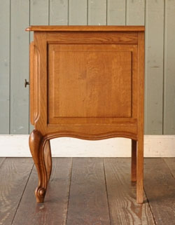 j-934-f アンティークナイトテーブルの横