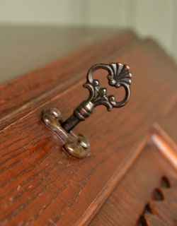 j-939-f アンティークビューローの鍵穴