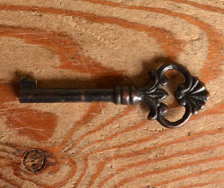 j-939-f アンティークビューローの鍵