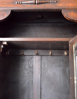 j-945-f アンティークワードローブのモデル入り