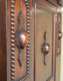 j-945-f アンティークワードローブの手入り