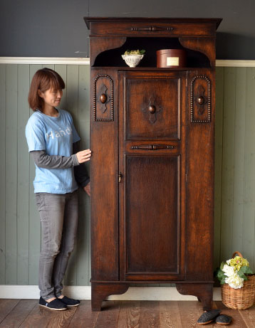 j-945-f アンティークワードローブのモデル入り