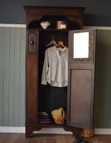 j-945-f アンティークワードローブのモデル入り