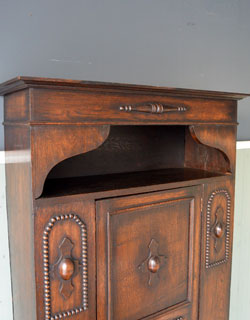 j-945-f アンティークワードローブのモデル入り