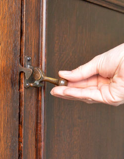 j-945-f アンティークワードローブのモデル入り