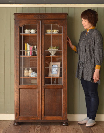 j-946-f アンティークブックケースのモデル入り