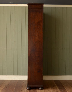 j-946-f アンティークブックケースの横から