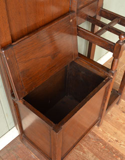 ロイドルームボックス　アンティーク家具　玄関で使えるアンティーク英国家具、ベンチも付いたホールスタンド。靴ブラシを入れていたフタ付き収納も。(j-955-f-1)