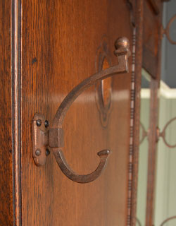 ロイドルームボックス　アンティーク家具　玄関で使えるアンティーク英国家具、ベンチも付いたホールスタンド。オシャレなデザインのダブルフック。(j-955-f-1)