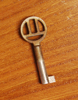 j-967-f アンティークウォールキャビネットの鍵