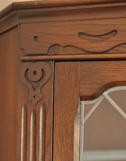 j-969-f アンティークコーナーキャビネットの彫り