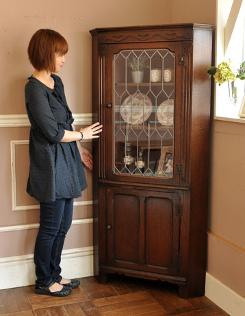 j-969-f アンティークコーナーキャビネットのモデル入り