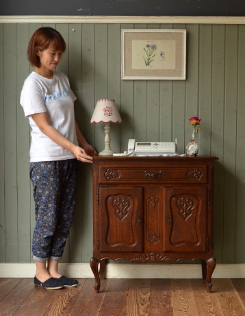 j-971-f アンティークサイドキャビネットのモデル入り