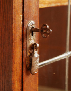 j-987-f アンティークブックケースのカギ