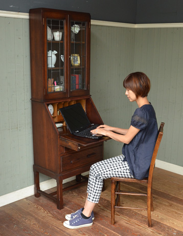 j-991-f アンティークブックビューロー（本棚兼デスク）のモデル入り