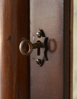 j-993-f アンティークガラスキャビネットの鍵穴