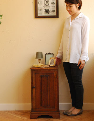 j-996-f アンティークナイトテーブルのモデル入り