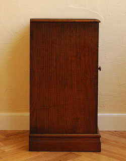 j-996-f アンティークナイトテーブルの横