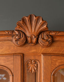 j-998-f アンティークガラスキャビネットのトップ彫り