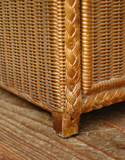 心やすらぐ癒しの空間をあなたに･･･定番ゴールドのロイドルーム テーブル