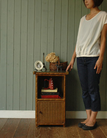 心やすらぐ癒しの空間をあなたに･･･定番ゴールドのロイドルーム テーブル