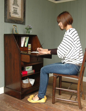 上品でシンプルな佇まいが魅力的な
アンティーク ビューロー