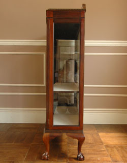 私のお家がギャラリーに変身！美しいガラスのキャビネット