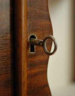 私のお家がギャラリーに変身！美しいガラスのキャビネット