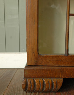 イギリスらしい大人びた美しさ。和室にも似合うアンティークの本棚