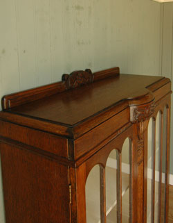 イギリスらしい大人びた美しさ。和室にも似合うアンティークの本棚