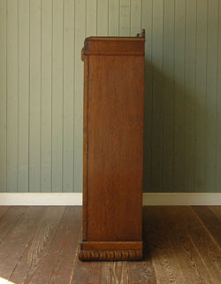 イギリスらしい大人びた美しさ。和室にも似合うアンティークの本棚