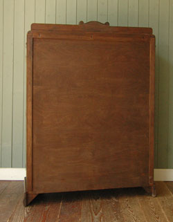 イギリスらしい大人びた美しさ。和室にも似合うアンティークの本棚