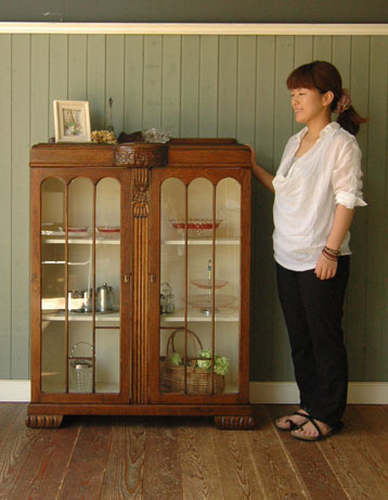 イギリスらしい大人びた美しさ。和室にも似合うアンティークの本棚