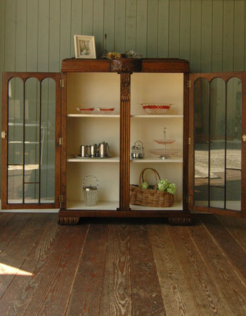 イギリスらしい大人びた美しさ。和室にも似合うアンティークの本棚