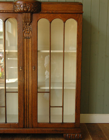 イギリスらしい大人びた美しさ。和室にも似合うアンティークの本棚