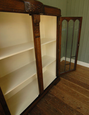 イギリスらしい大人びた美しさ。和室にも似合うアンティークの本棚