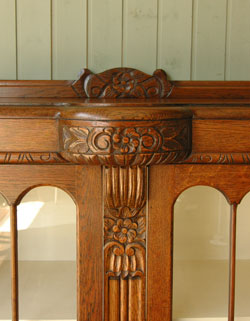 イギリスらしい大人びた美しさ。和室にも似合うアンティークの本棚