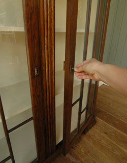 イギリスらしい大人びた美しさ。和室にも似合うアンティークの本棚