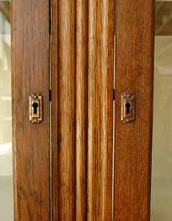 イギリスらしい大人びた美しさ。和室にも似合うアンティークの本棚